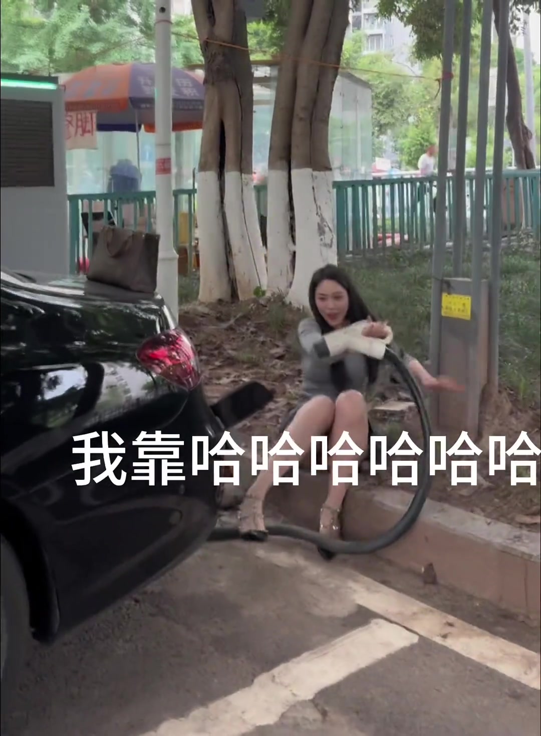小姐姐应该是没掌握插拔的方法吧