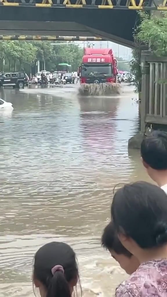 卡车这么过涉水路段真的没事吗？