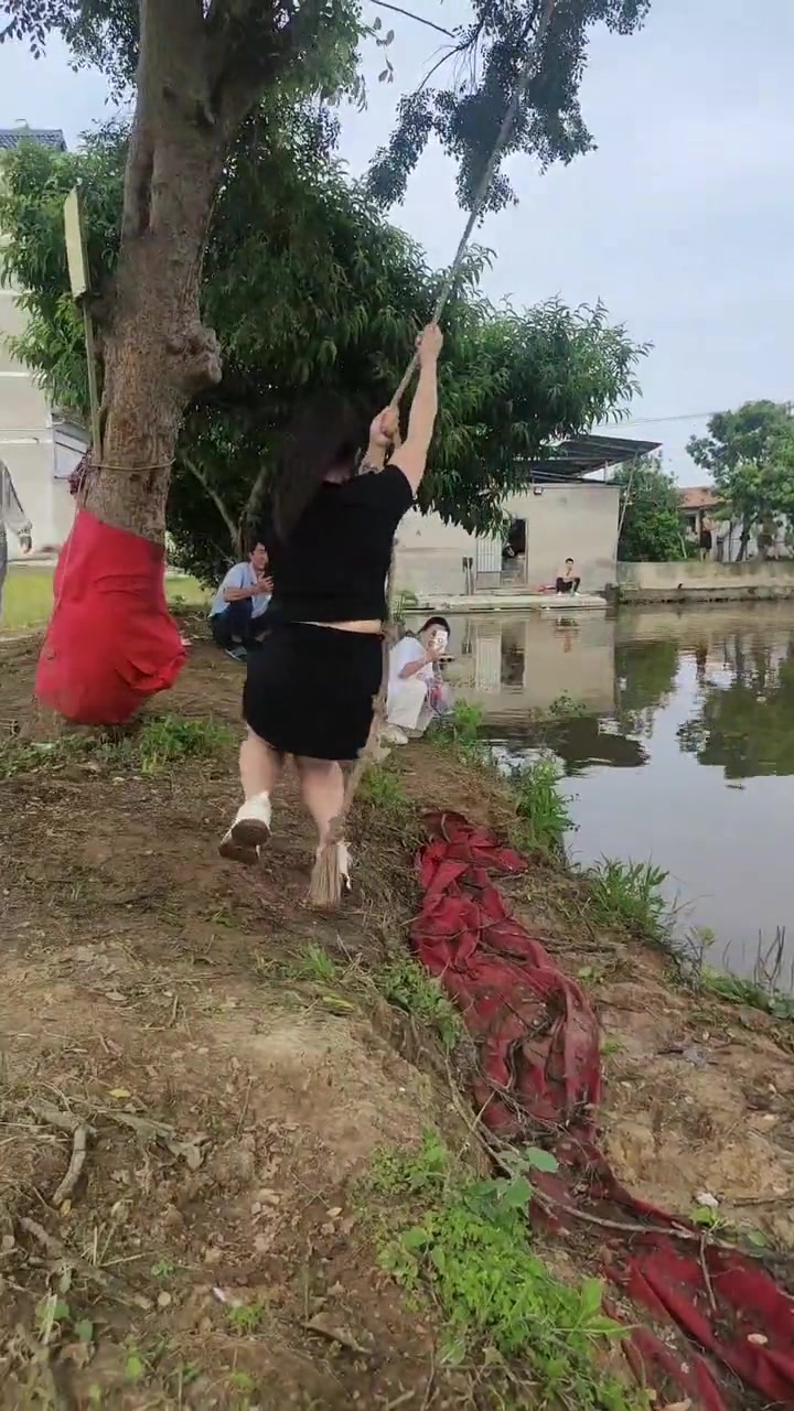 她们飞檐走壁，而你非得沉底