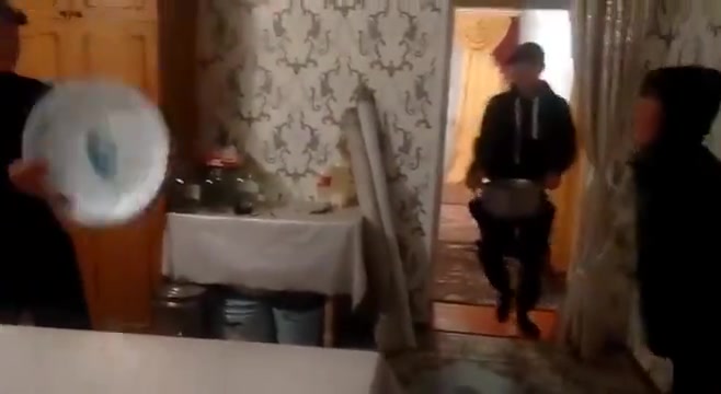 吃什么东西还要一顿表演砸个盘子