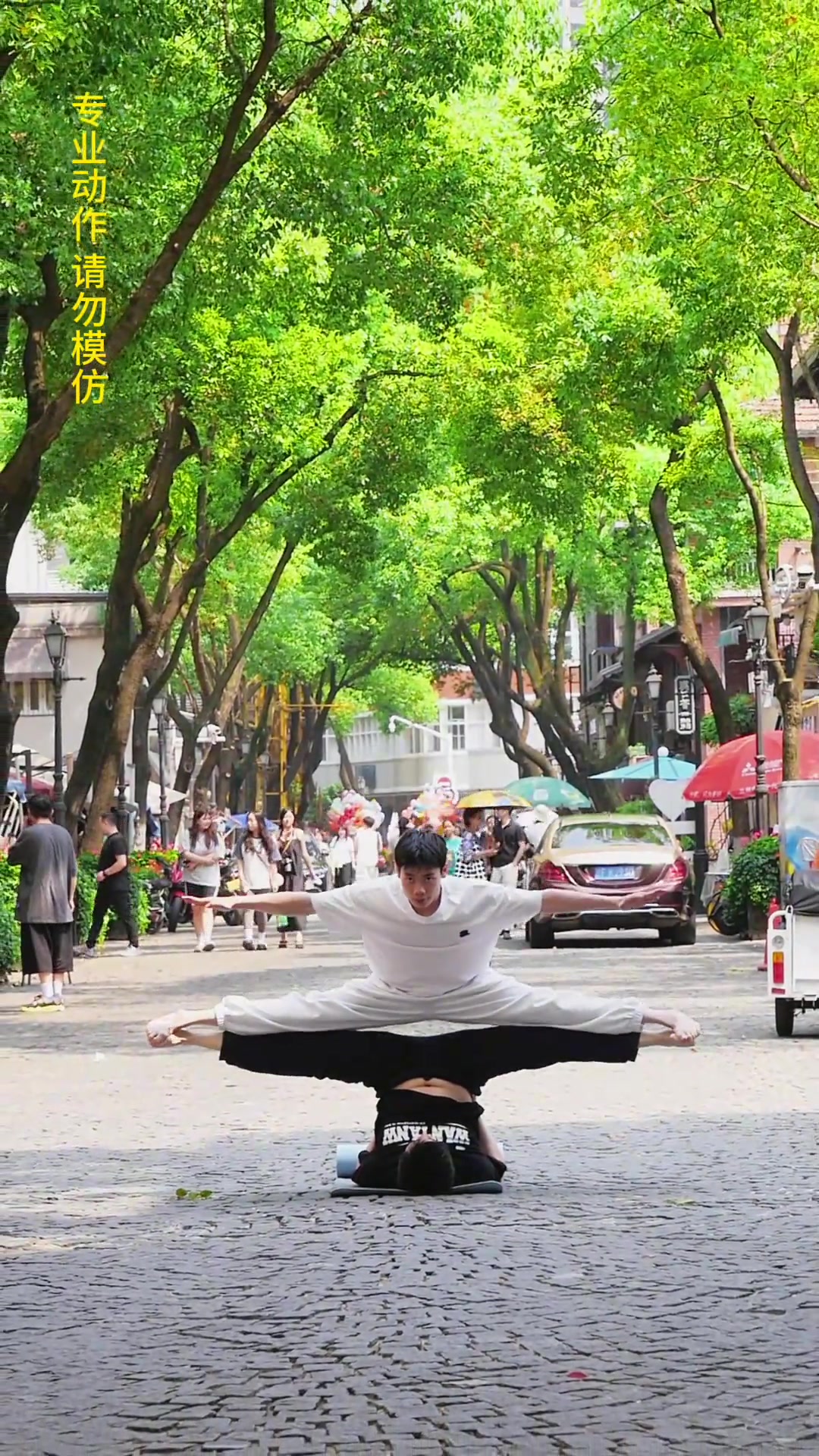 阳光洒在街头巷尾，照亮这里独特的艺术氛围。