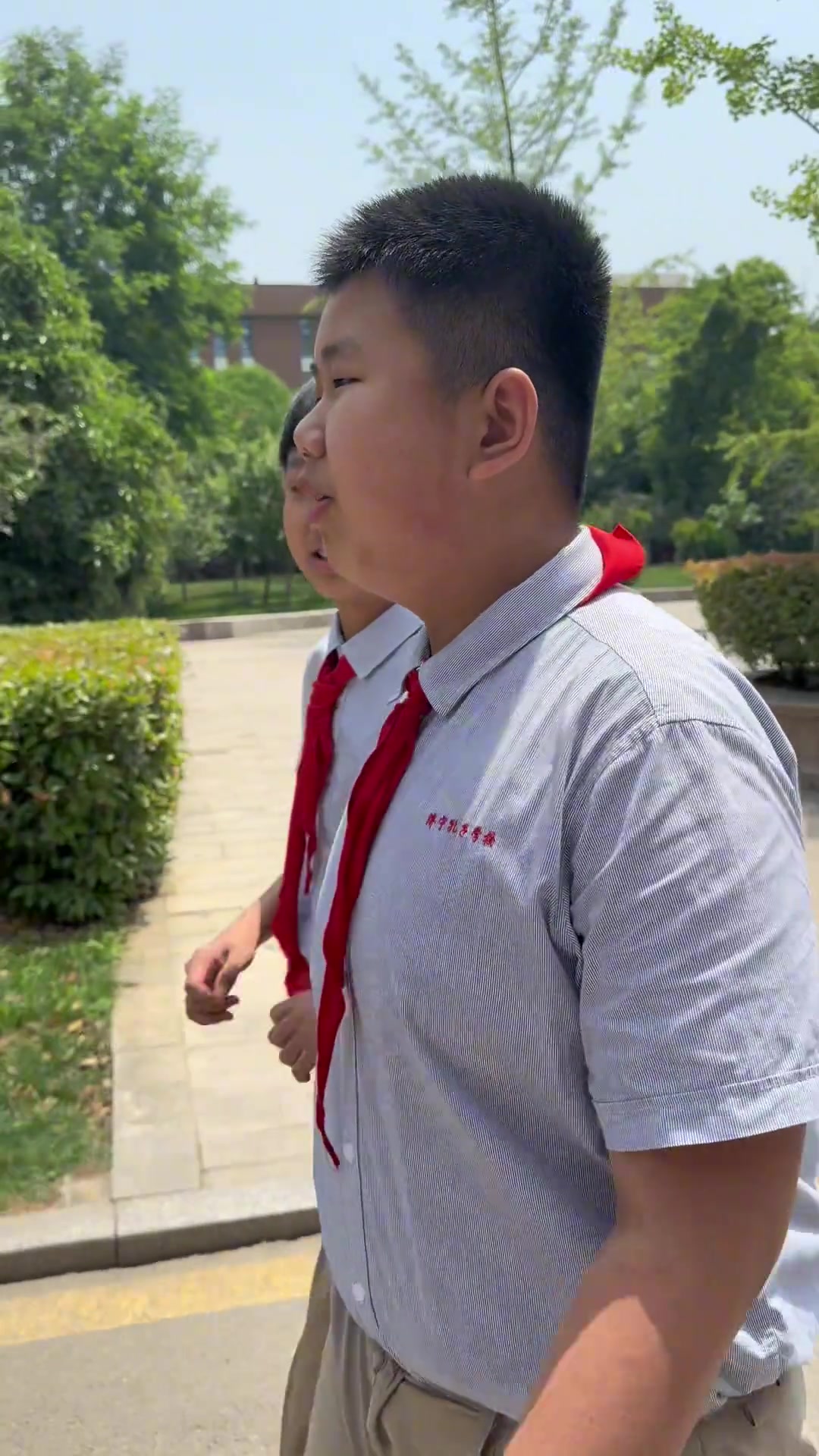 旁边小男孩：不是哥们，你让我感到陌生