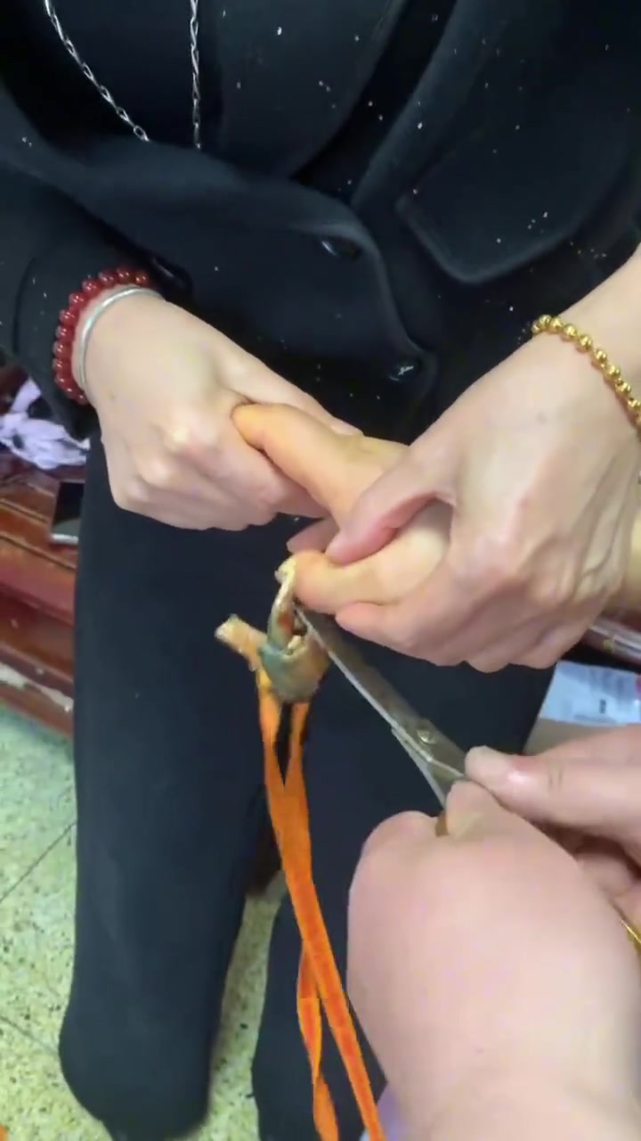 被螃蟹钳子夹住后，为什么把钳子夹断没用啊？