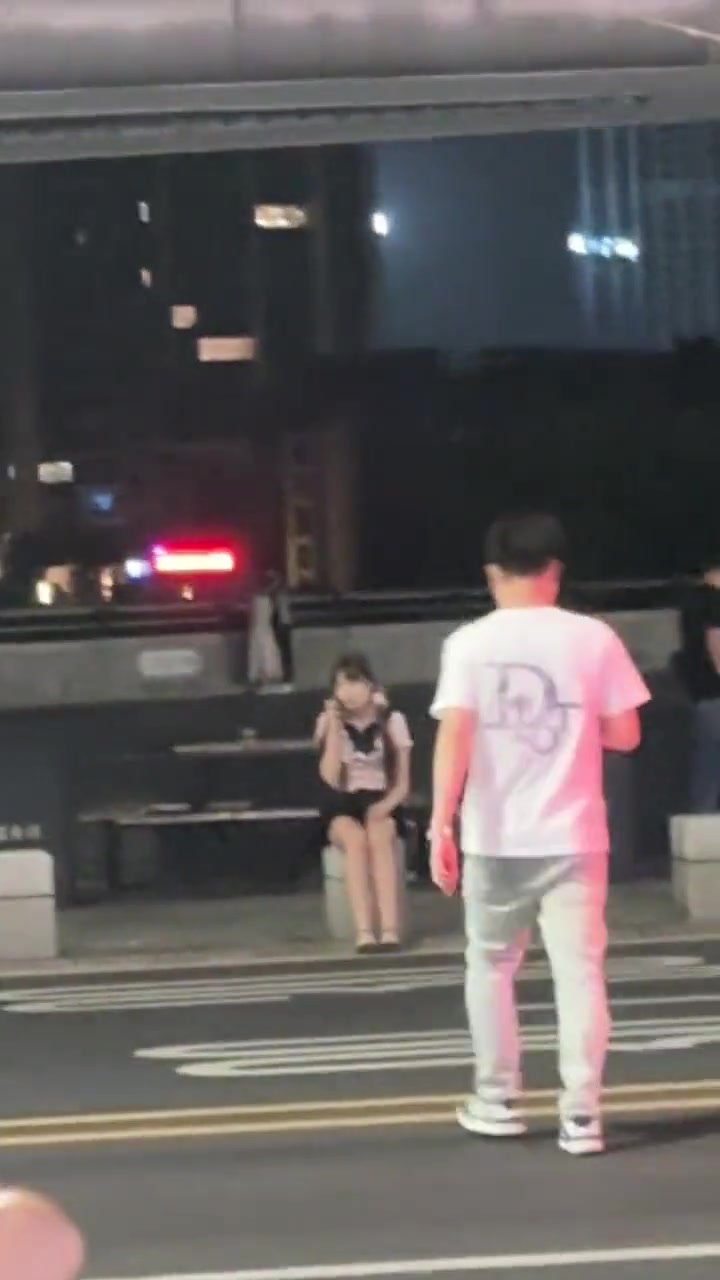 白开心一场，还以为他上去要联系方式呢