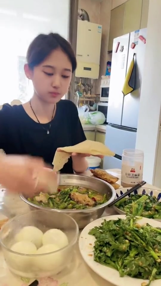 美女自制鸡蛋卷饼，看起来也太好吃了