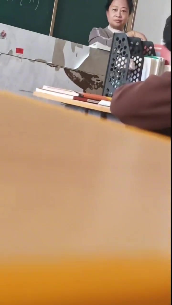 吓一跳，竟然跟老师对上眼了
