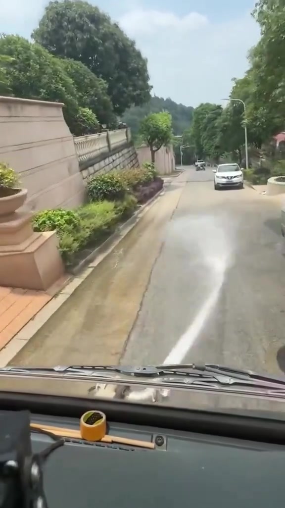 清洁道路的工作也可以很有趣