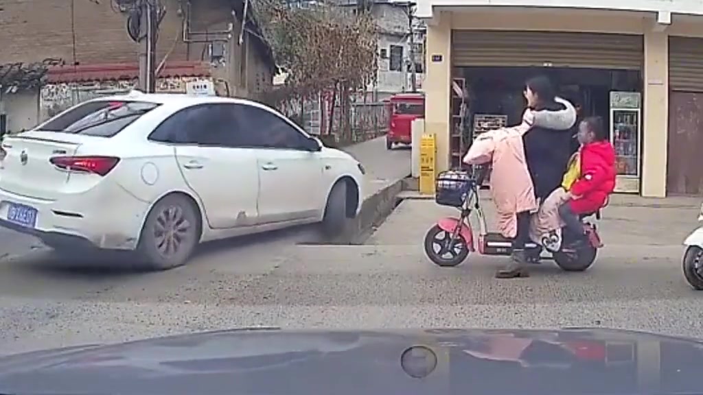 司机：赶紧开到没人的地方下来看看