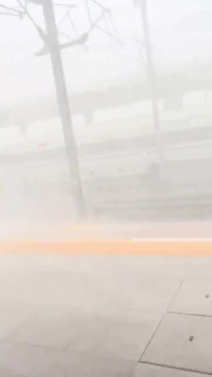 遇到这种天气，高铁不停运嘛？