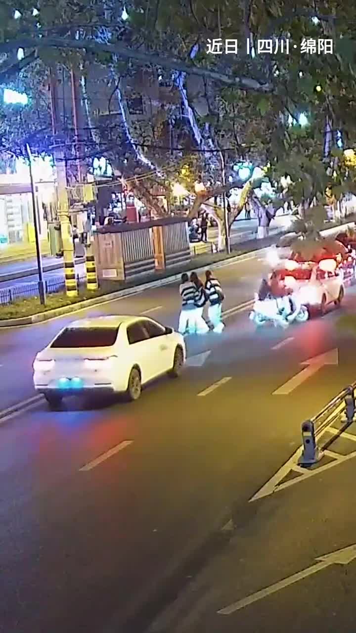 三个人的友谊，有一个人是多余的？