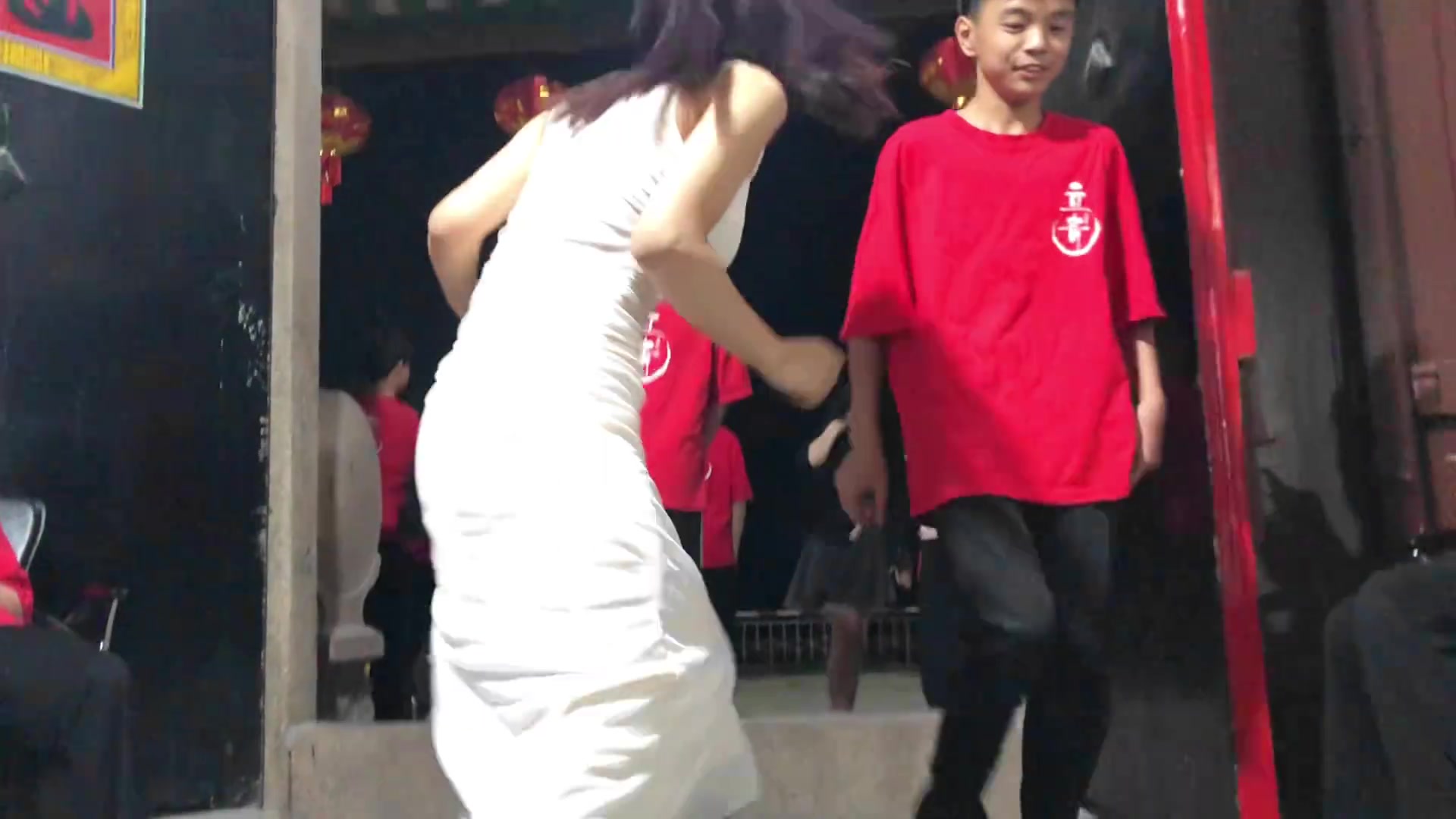 她怎么一看到摄像头就跑啊？？
