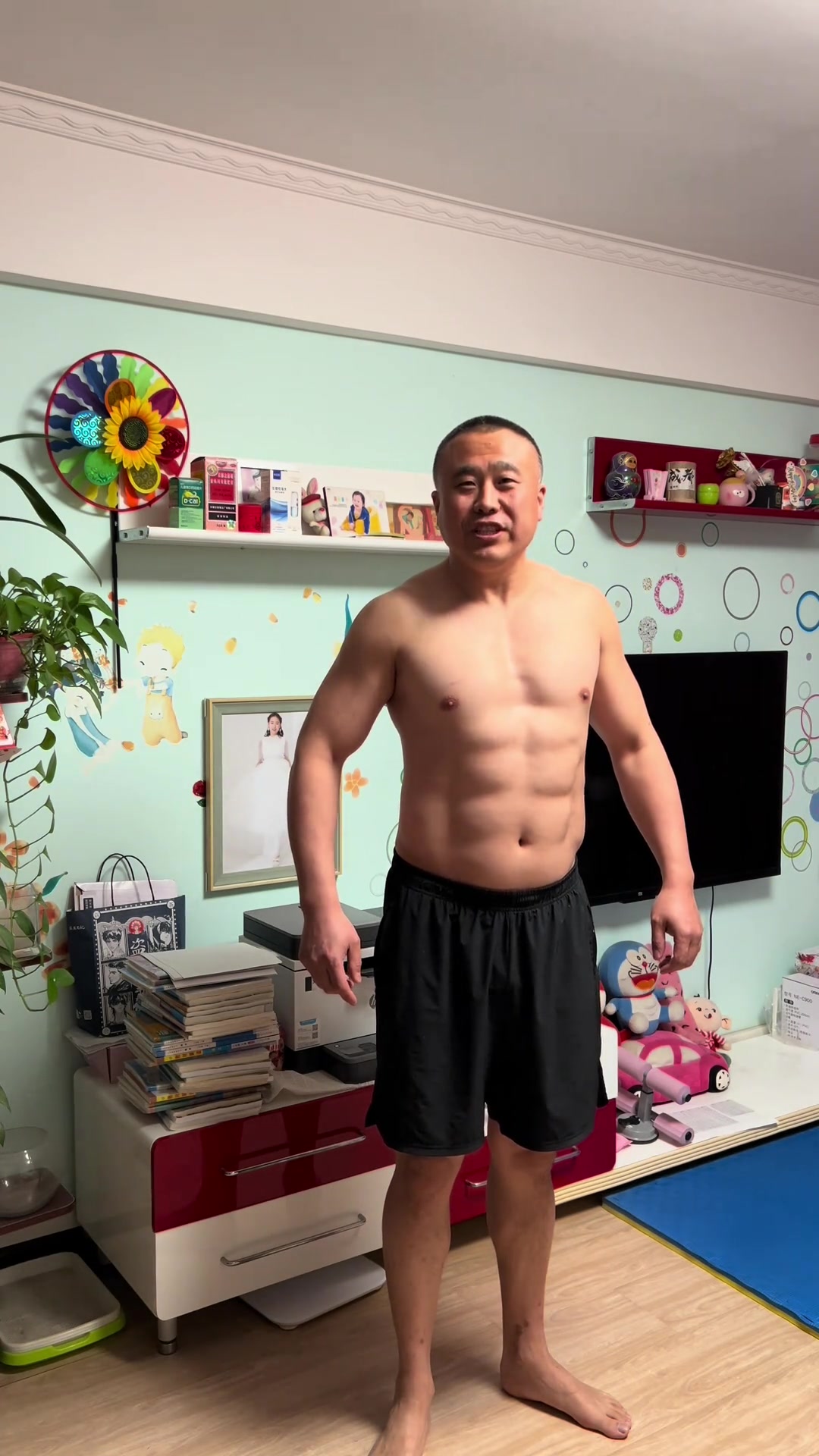这大哥的腹肌怎么像是印上去了？