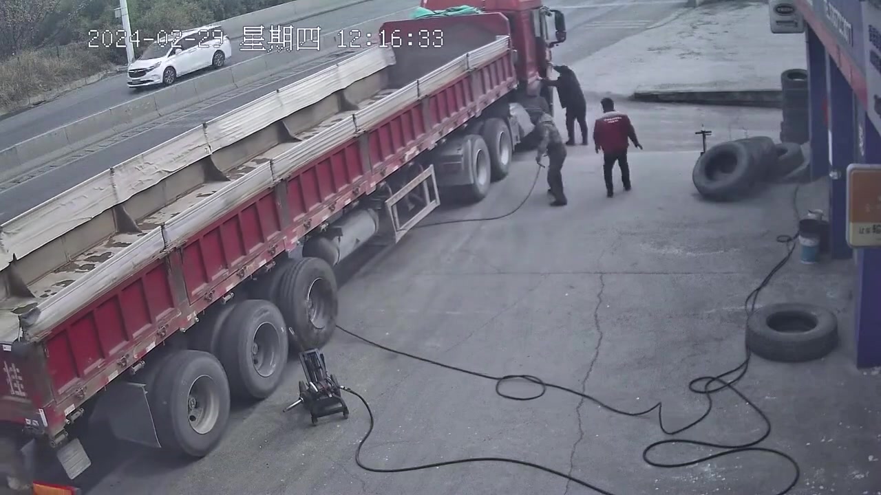 不管拉不拉手刹，也该放个斜板挡一下轮胎呀