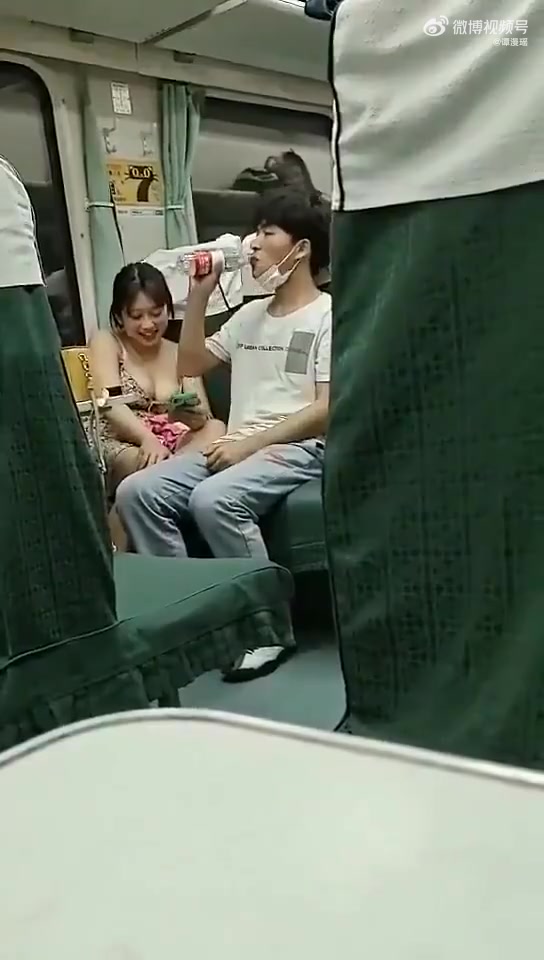 这小姐姐被逗得合不拢嘴