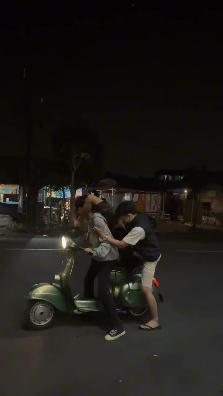 为了拍视频，骑电动车整这么高难度不太好吧