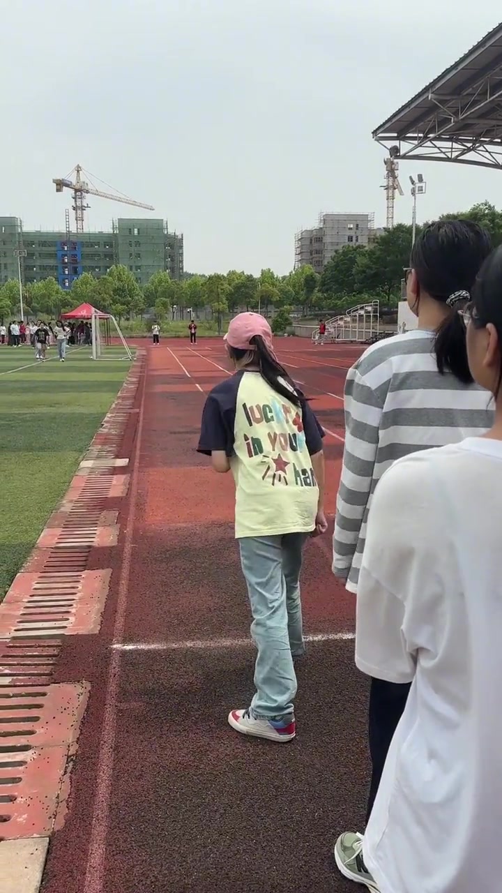 这妹子跑步就跑步，咋还掉装备呀？