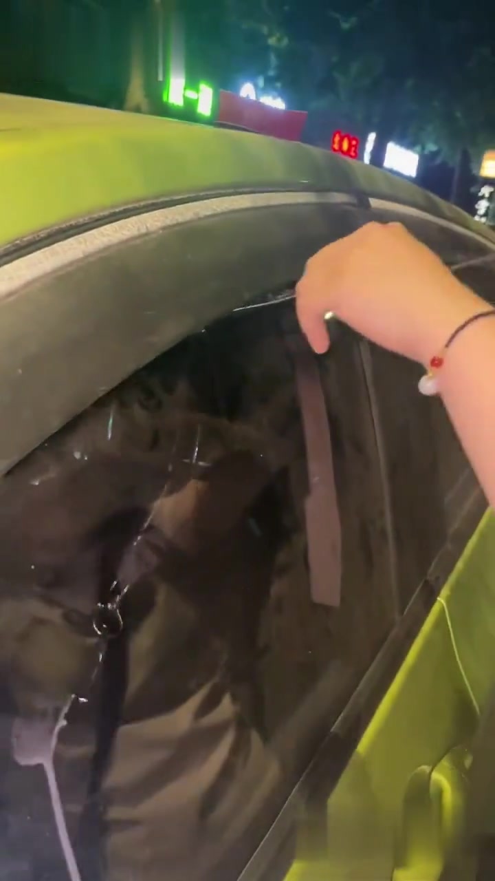真有这么巧的事？没带钥匙刚好车窗没关？