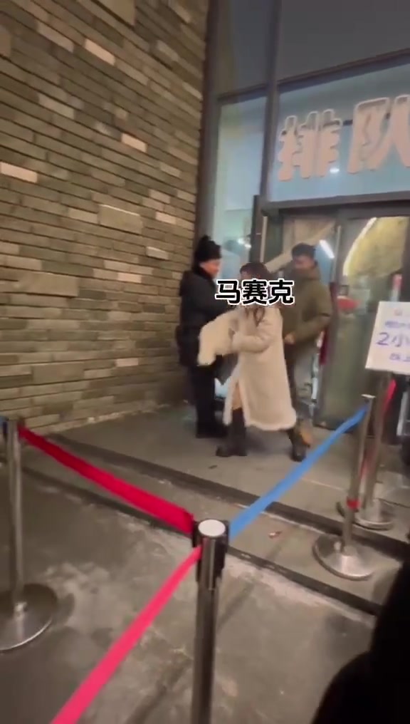 冰雪大世界女子插队被赶出来后 态度嚣张还要打人