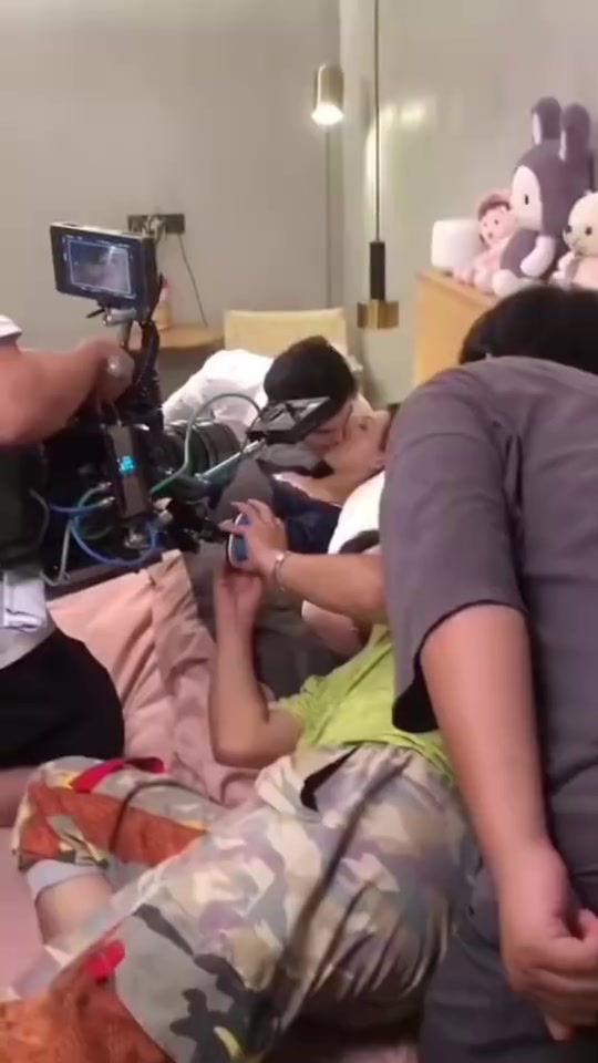 原来吻戏是这么拍出来的，这么多人在好尴尬