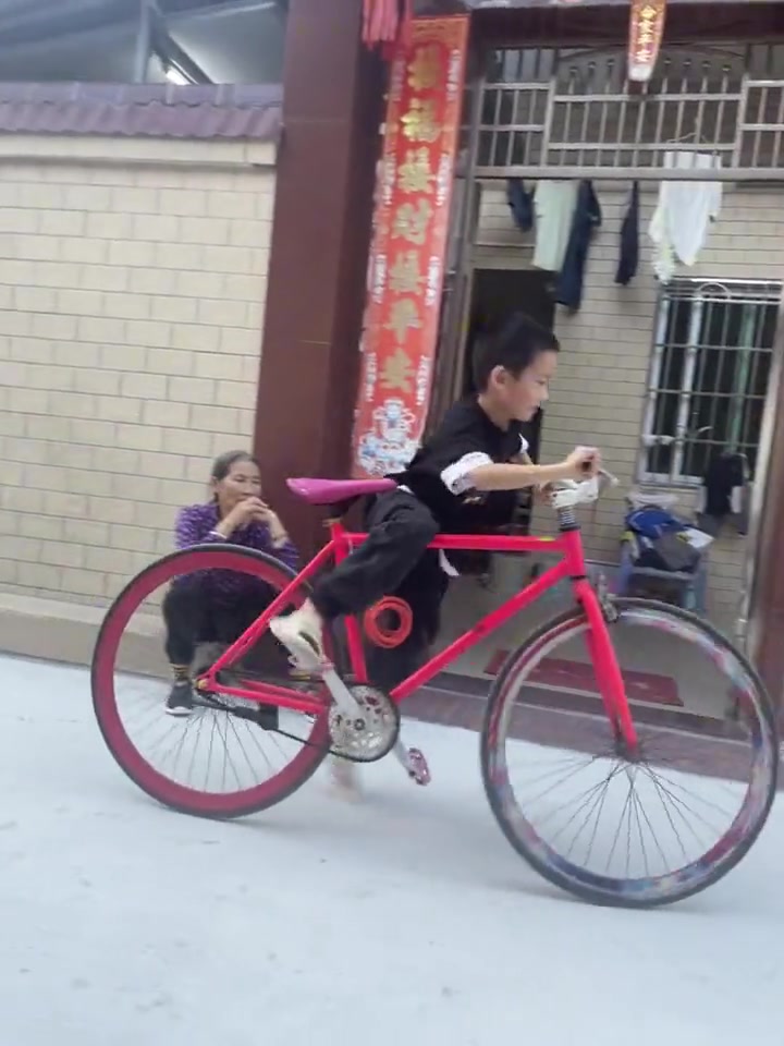 没人教给你从大梁下边穿腿吗