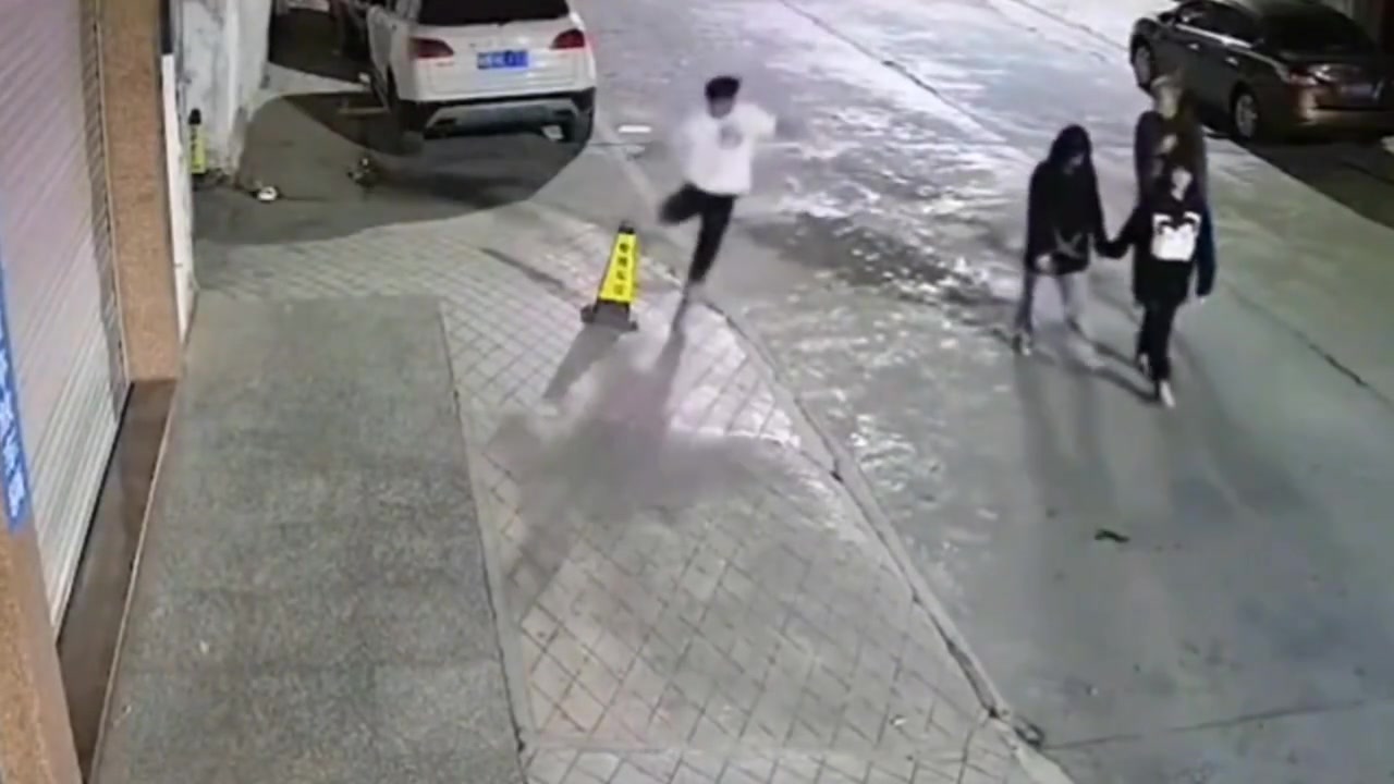每次离开总是装作轻松的样子
