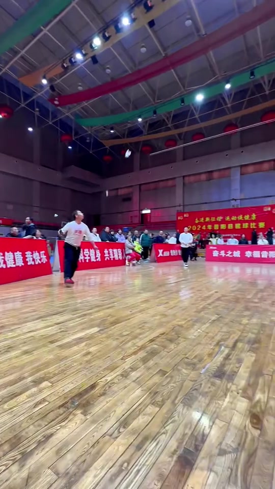 中国人踢毽子都用功夫 真是太潇洒了