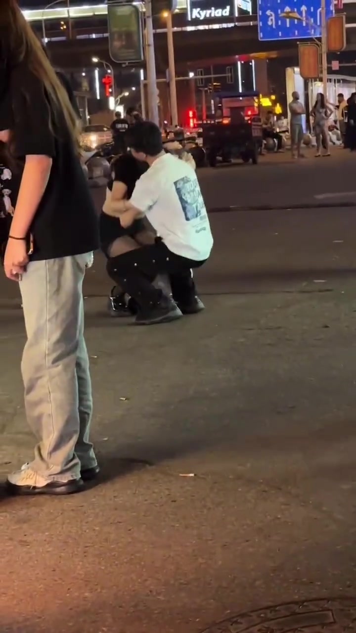后面那个女的怎么回事笑嘻嘻的