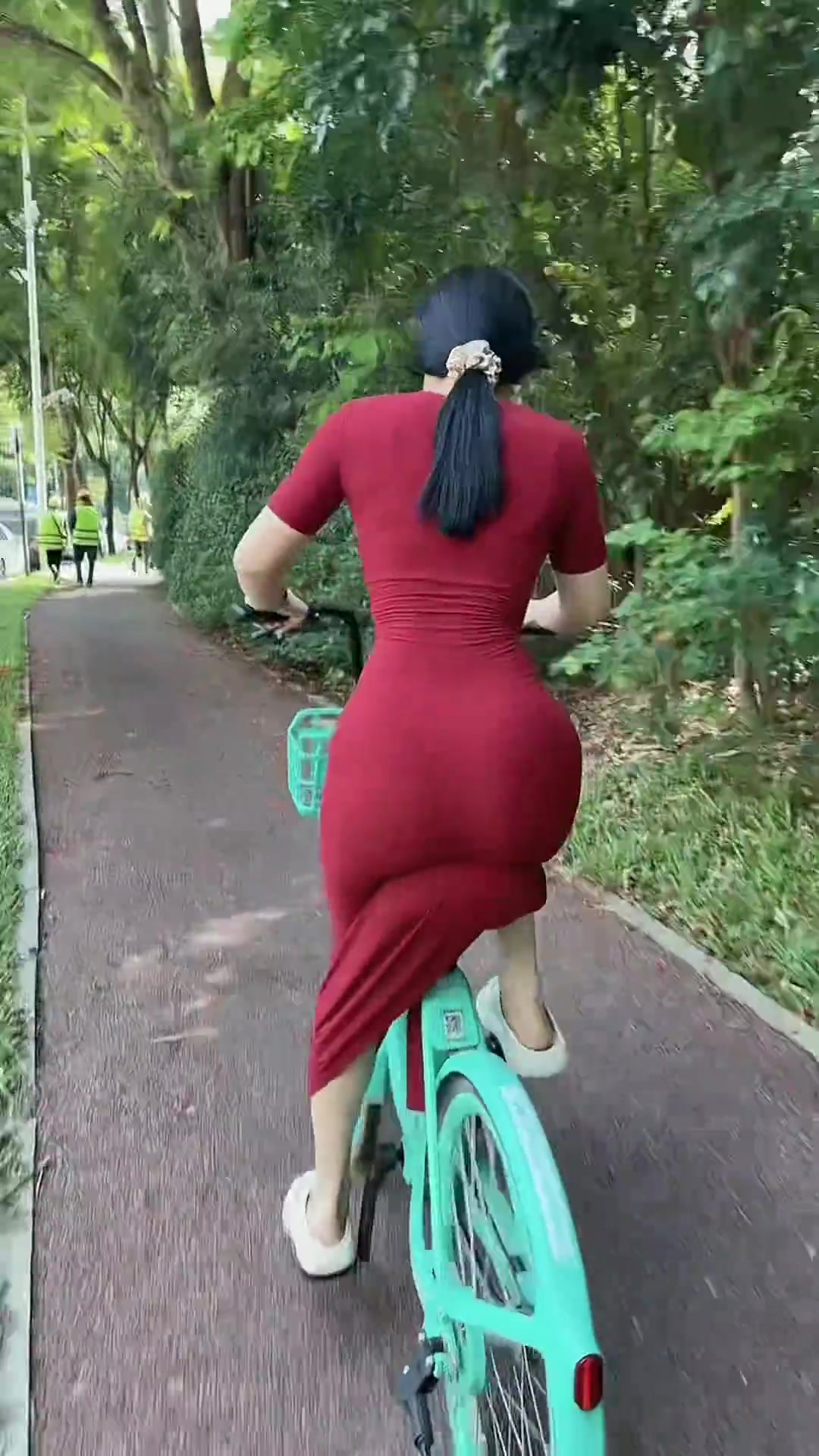 认真的吗？？小姐姐穿长裙这样上自行车啊