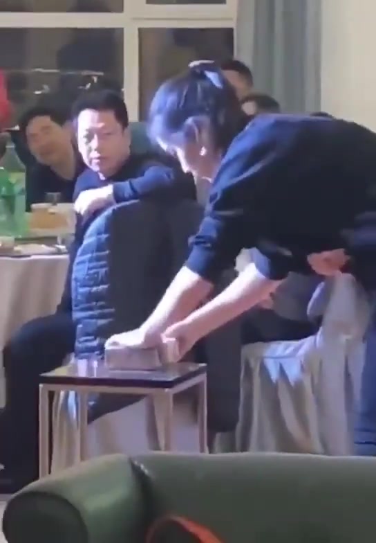 自己都没忍住笑了
