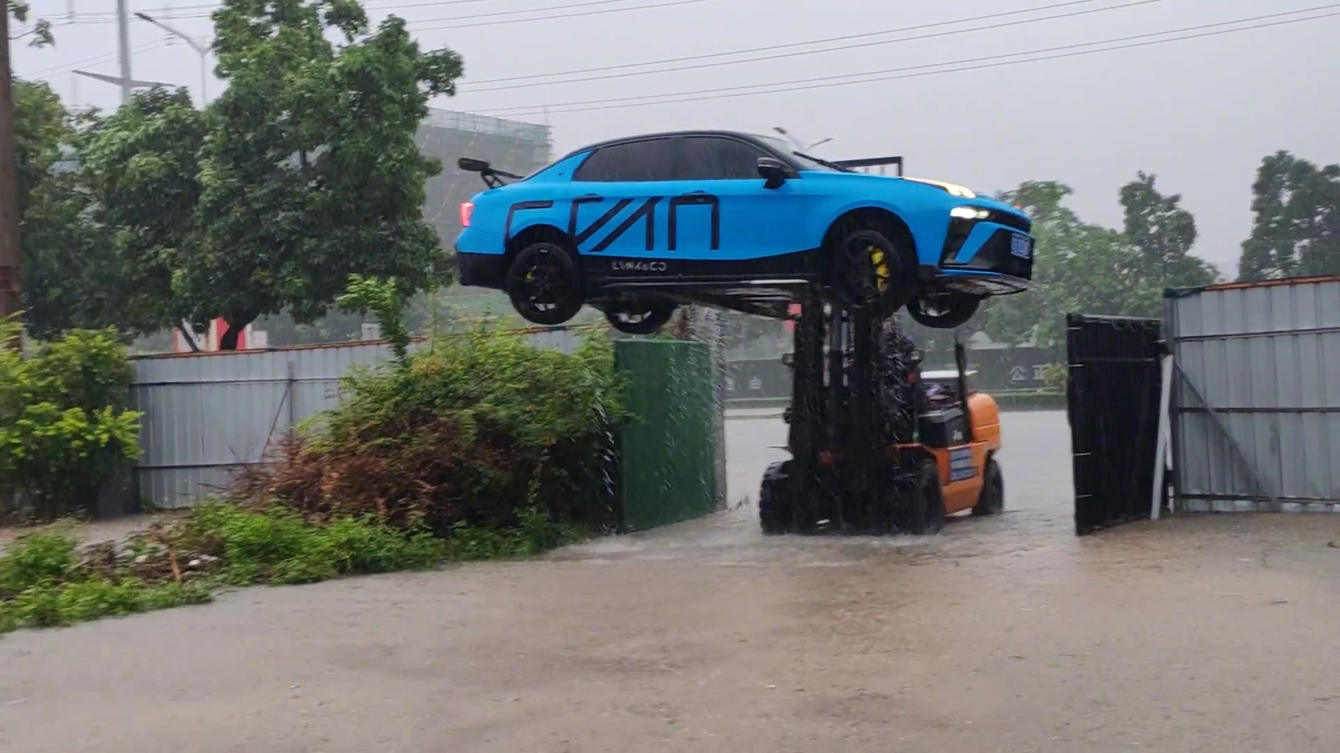 这年头太难了，买车还要买叉车