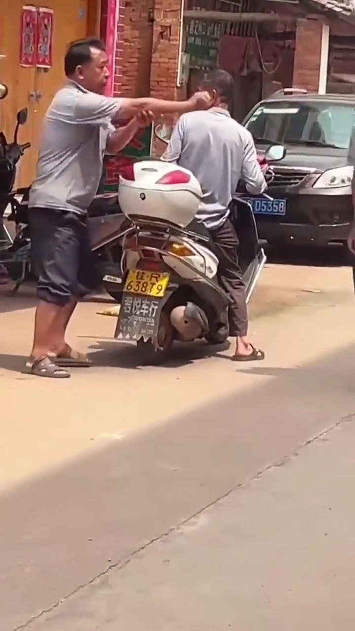你们看不懂，他俩用意念已经过了好几招了