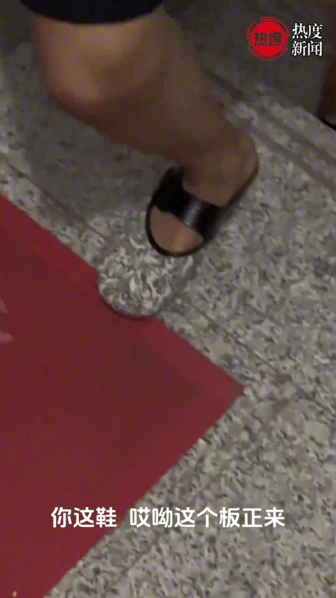 男子给媳妇买了一双鞋，鞋子和地板花纹“撞衫”