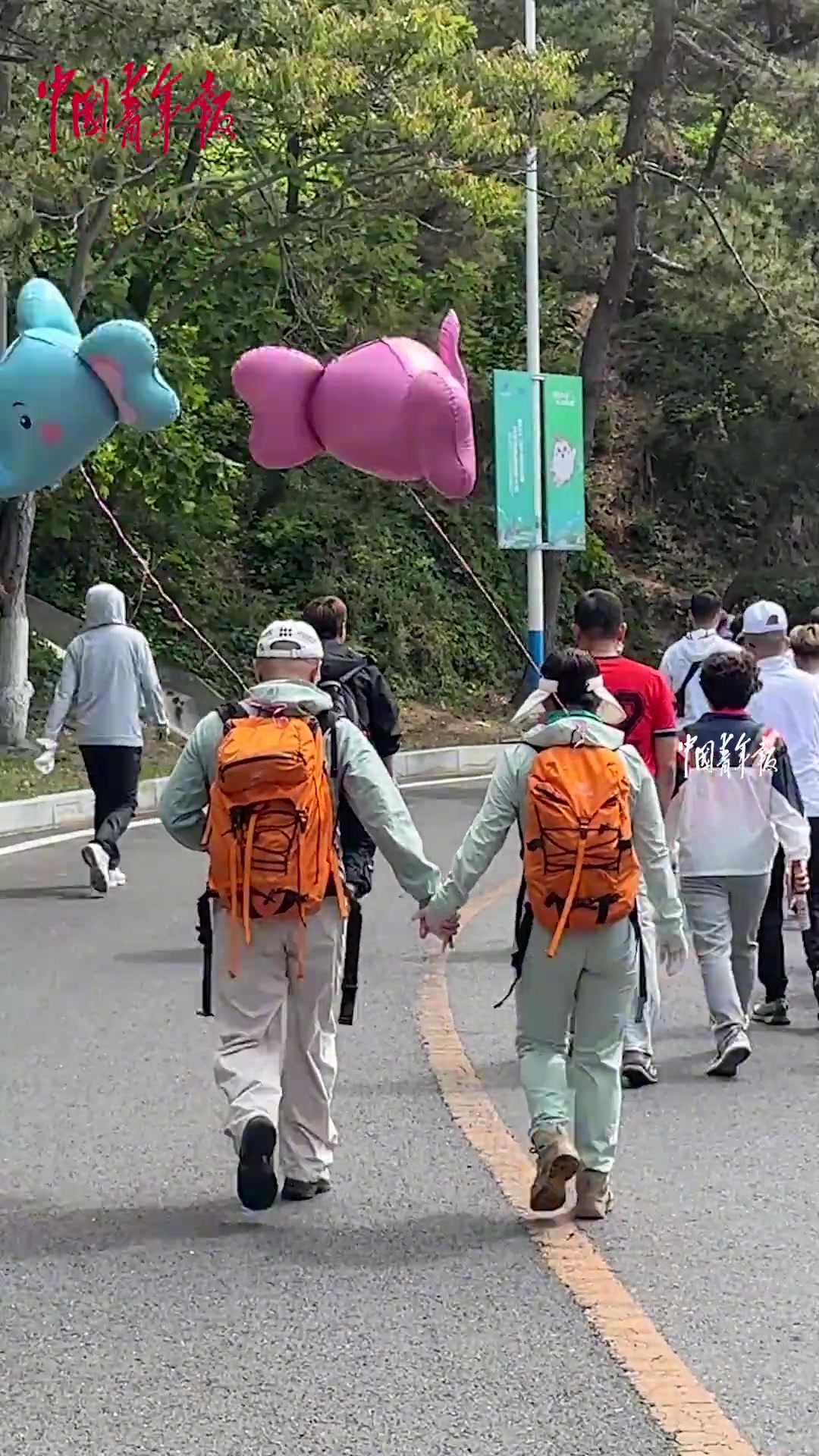 男子参加徒步大会，遇到一对叔叔阿姨手牵手前行！