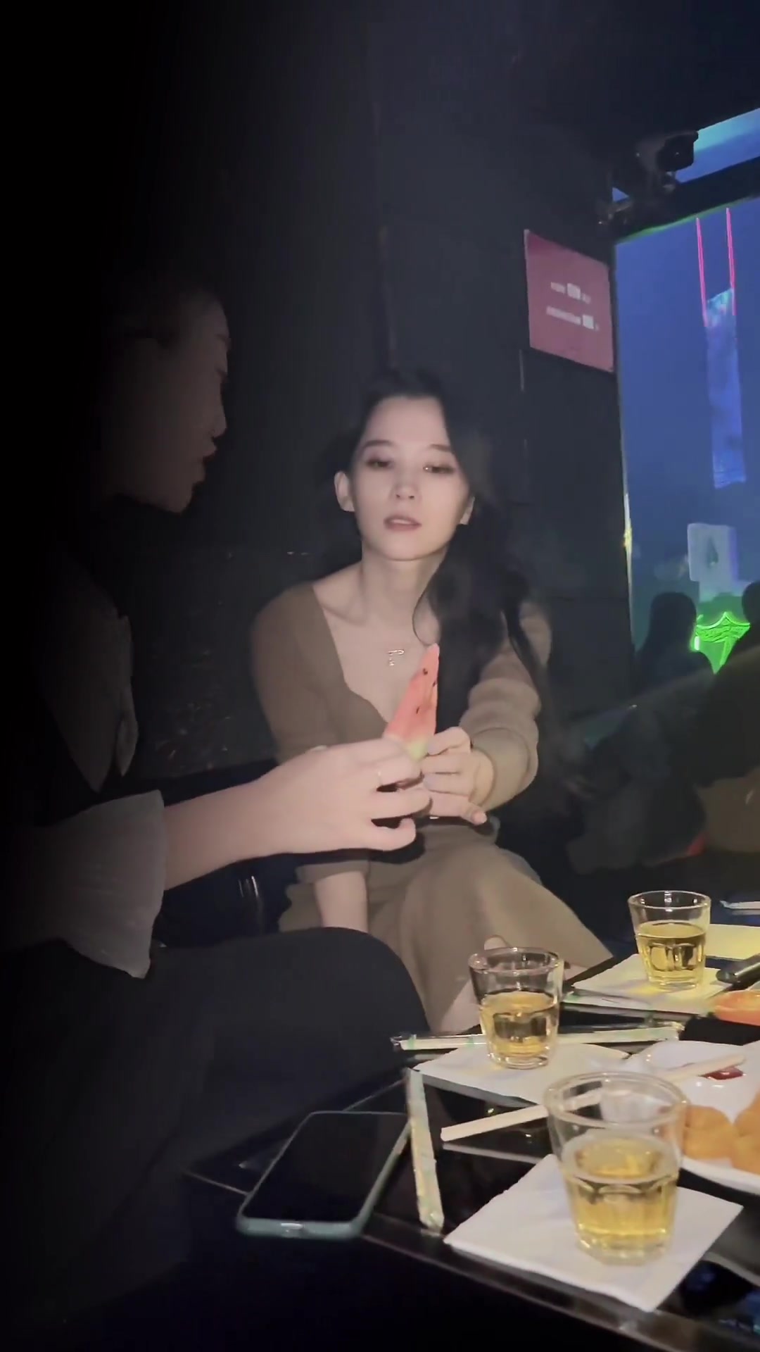 哇哦！汪峰女友森林北在夜店摇起来，也很有韵味~