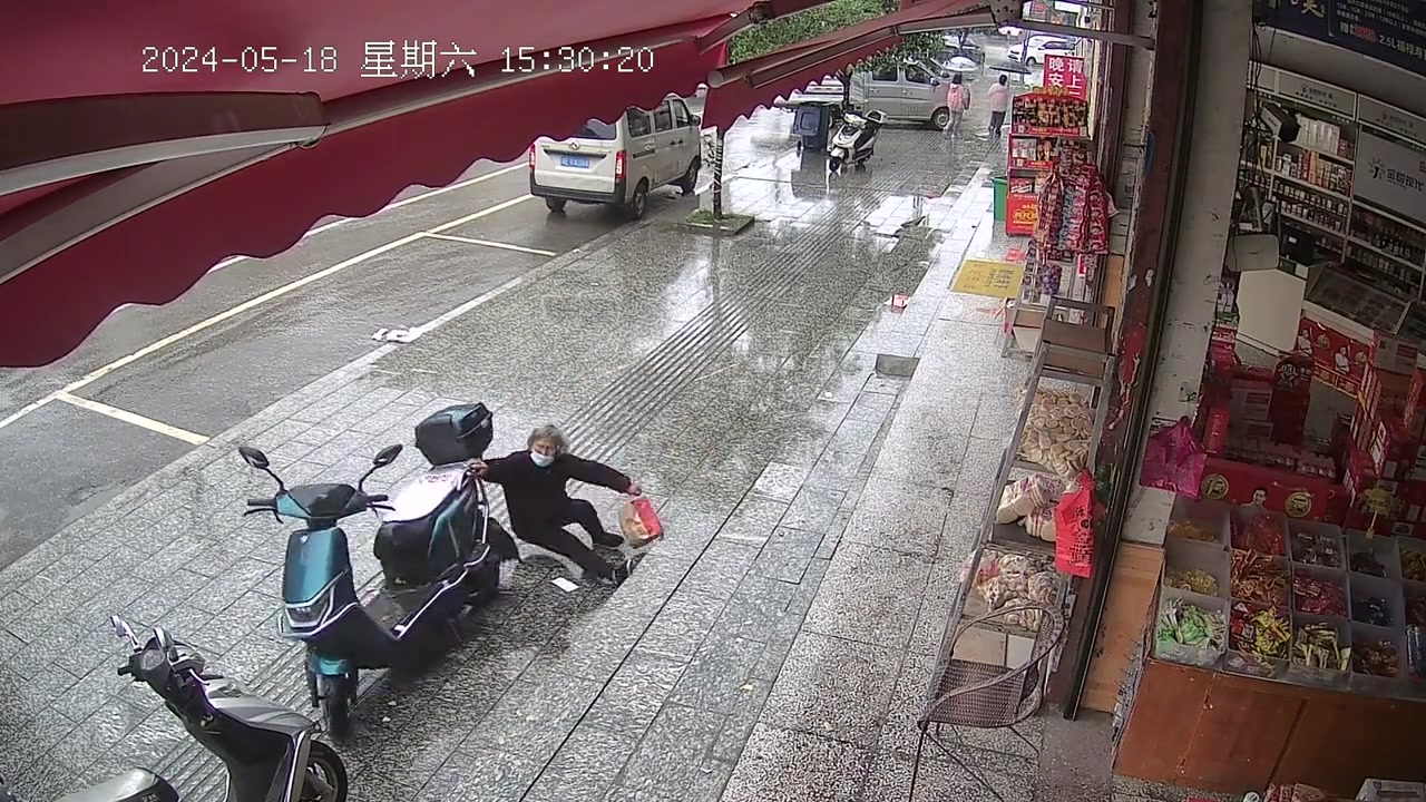好心店家，老人摔倒立即上去搀扶