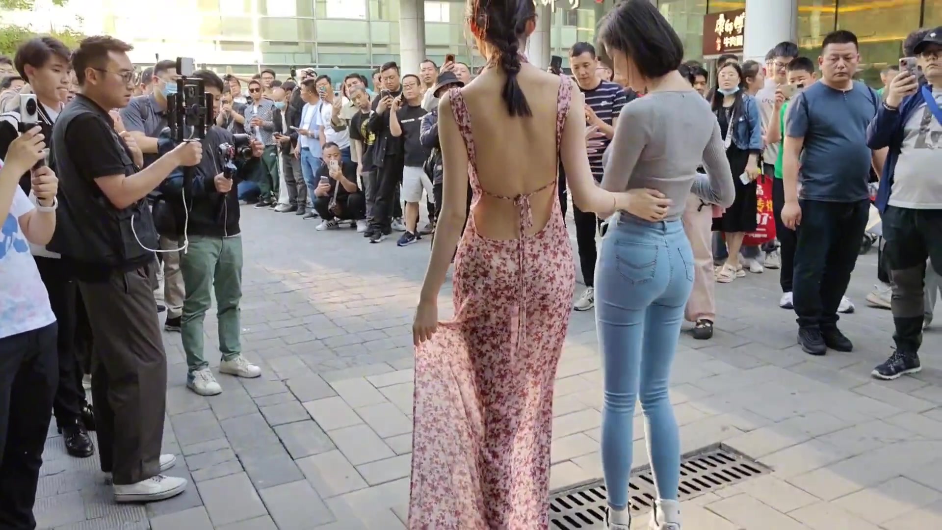 看美女车展，还是得在北京国际~