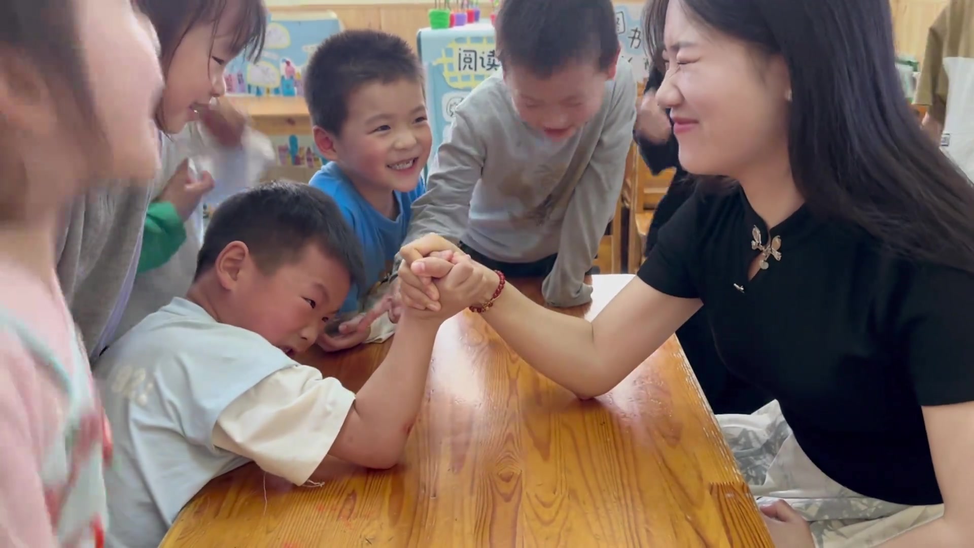 孩子脸都红温了，她就不能洒洒水么？！