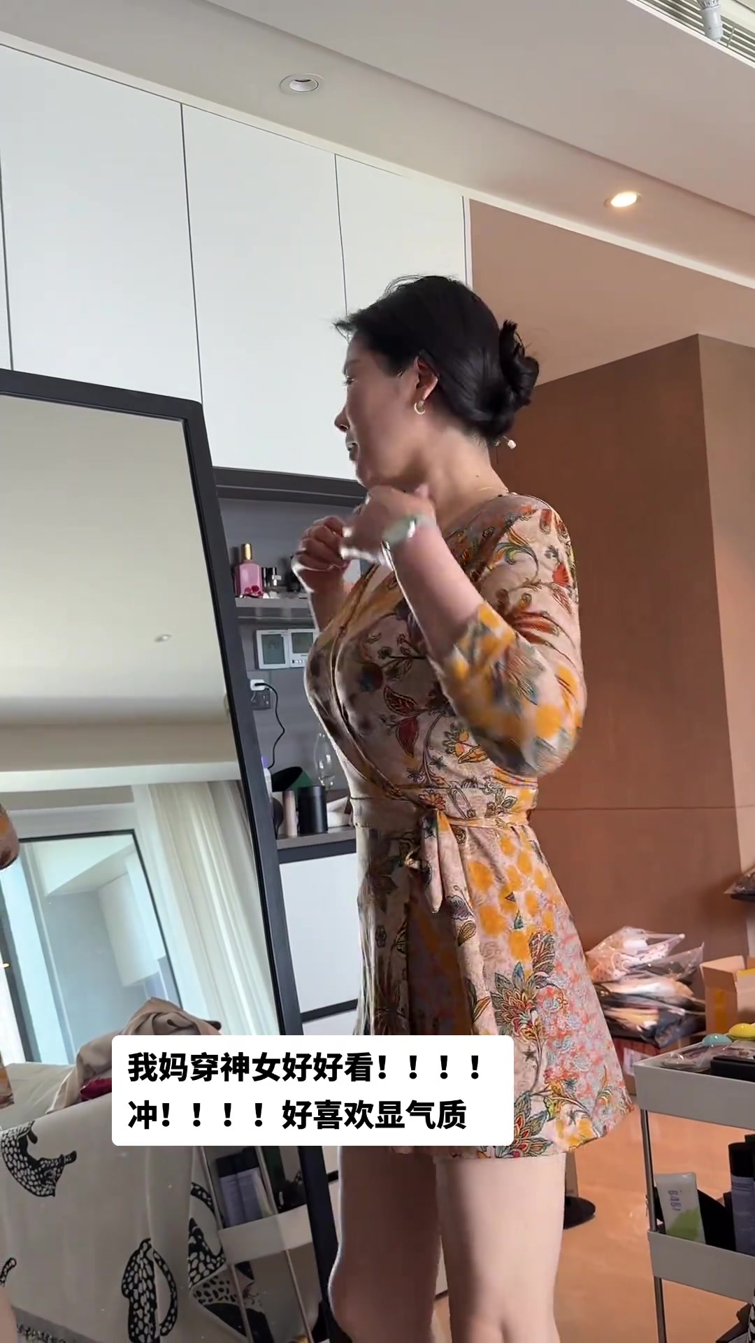 妈妈穿了我的衣服后，好像彻底爱上了。。