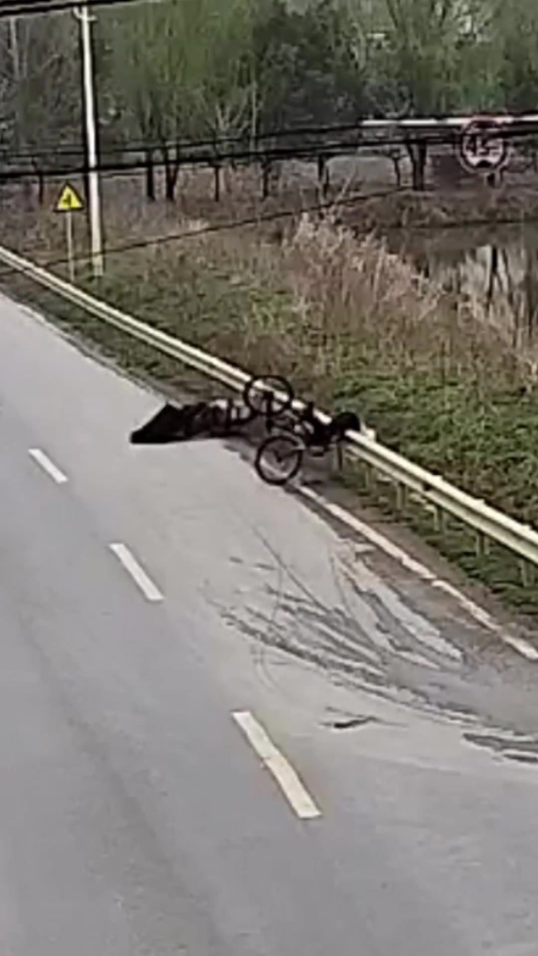 一个不看，一个不按！直接碰碰车！吧友觉得是谁错呢？