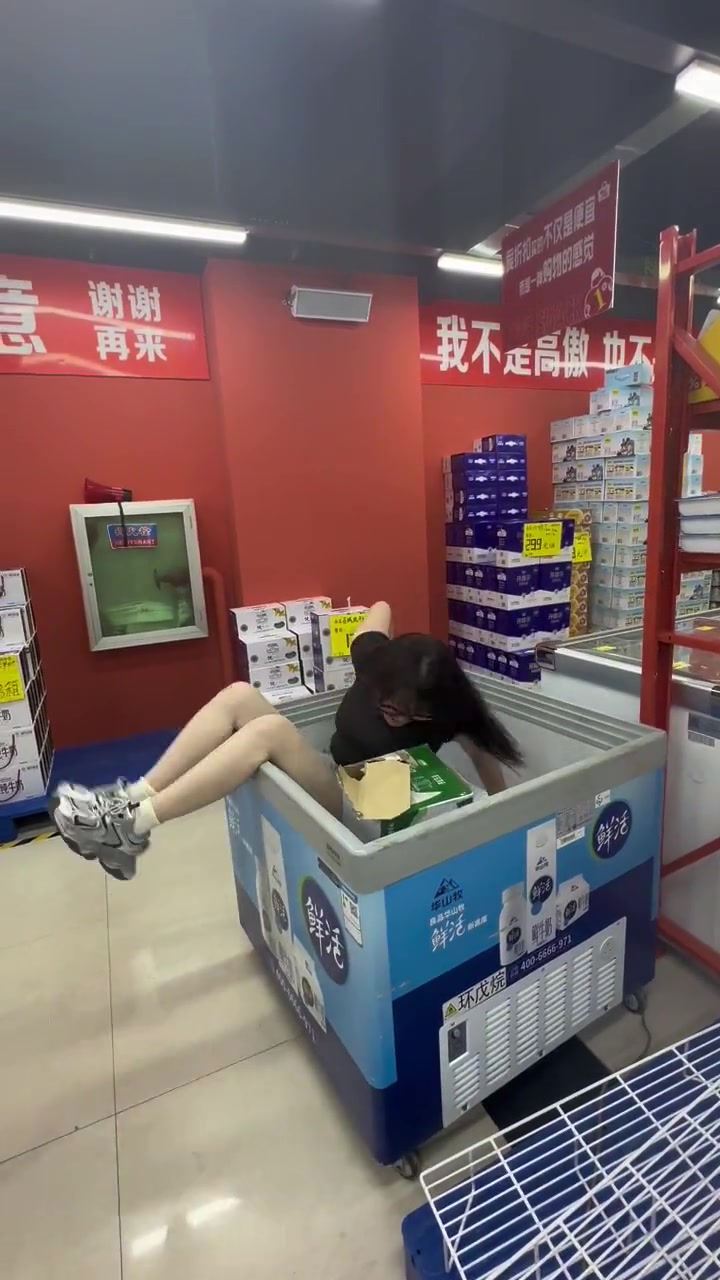 闺蜜她是真的高估自己了！这是真爬不出来啦