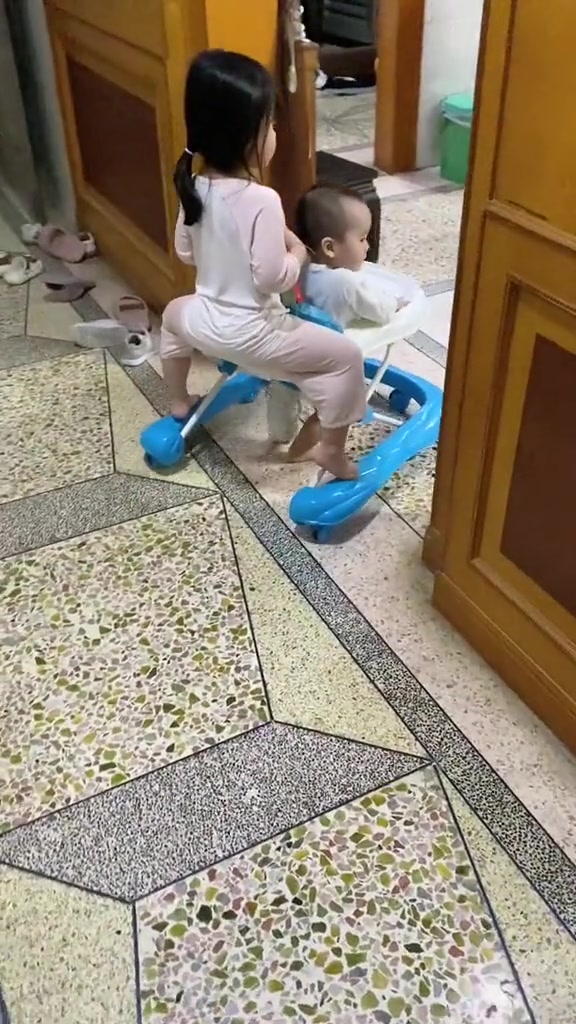 弟弟:这是学步车 不是出租车