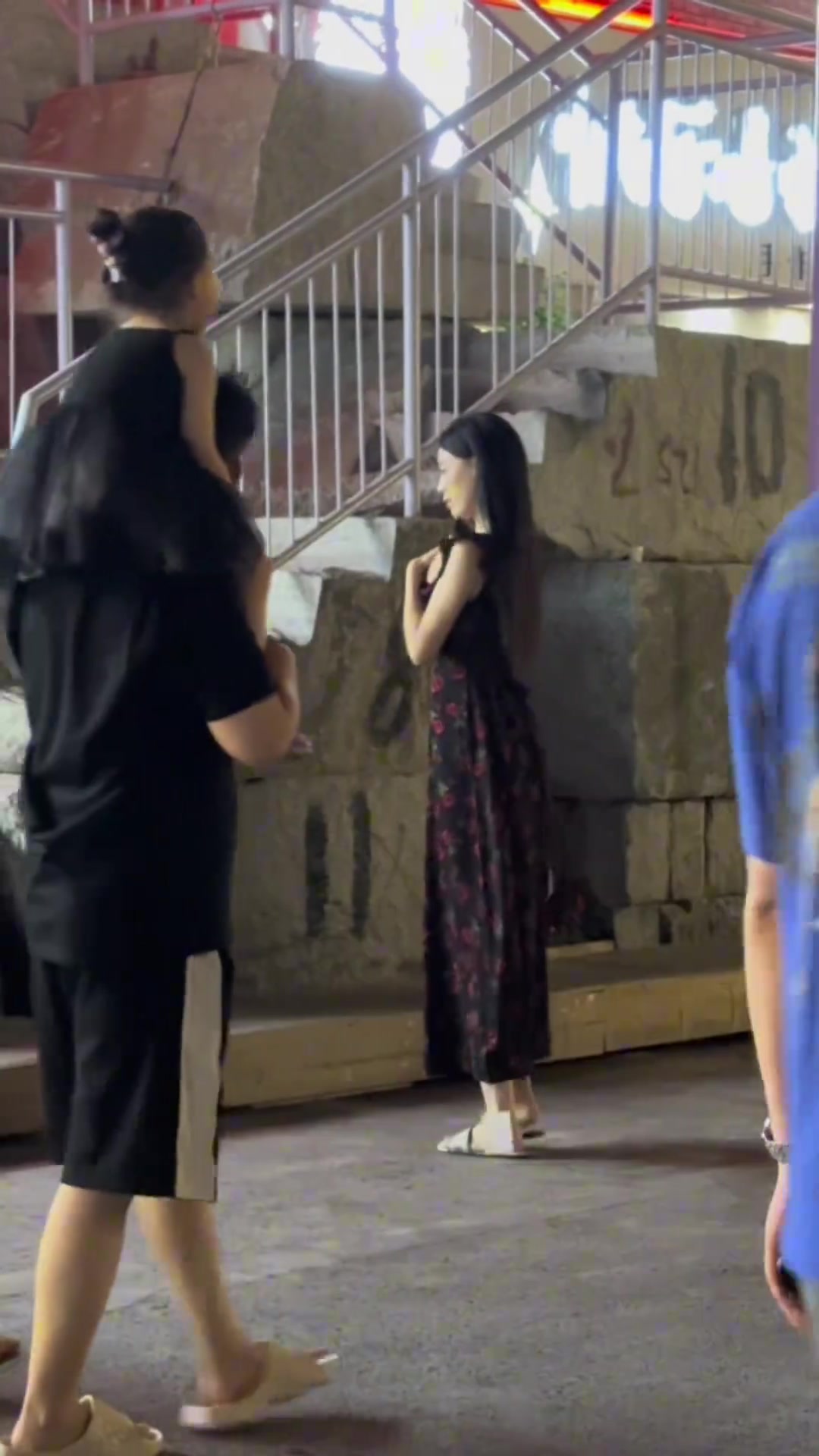 吃饭时看这小姐姐在这拍1小时了，不累么？
