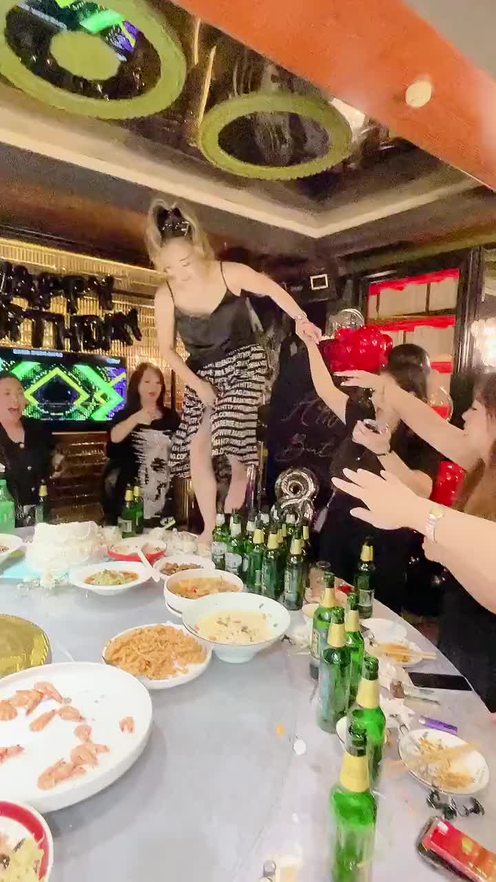 一时分不清，这是饭店还是酒吧？