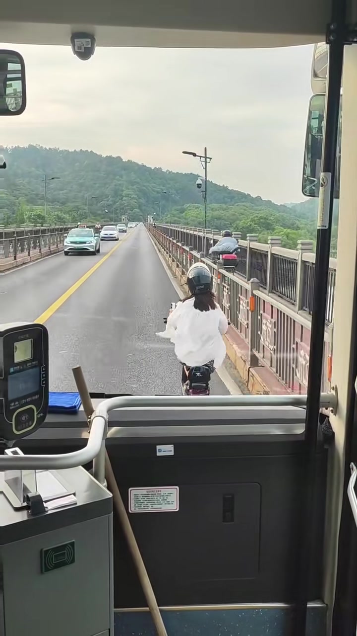 为什么不走摩托车道？吧友怎么看这种不走自己道的司机