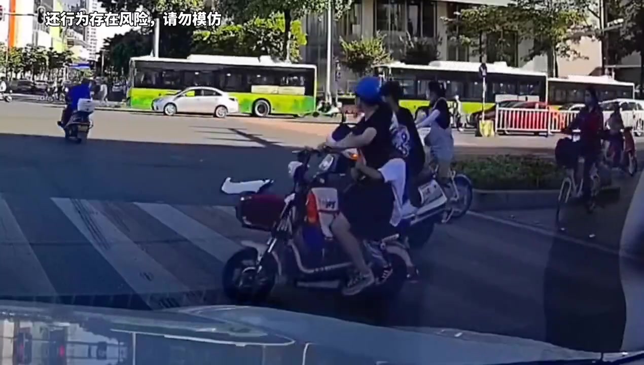 这俩小伙子情绪蛮稳定