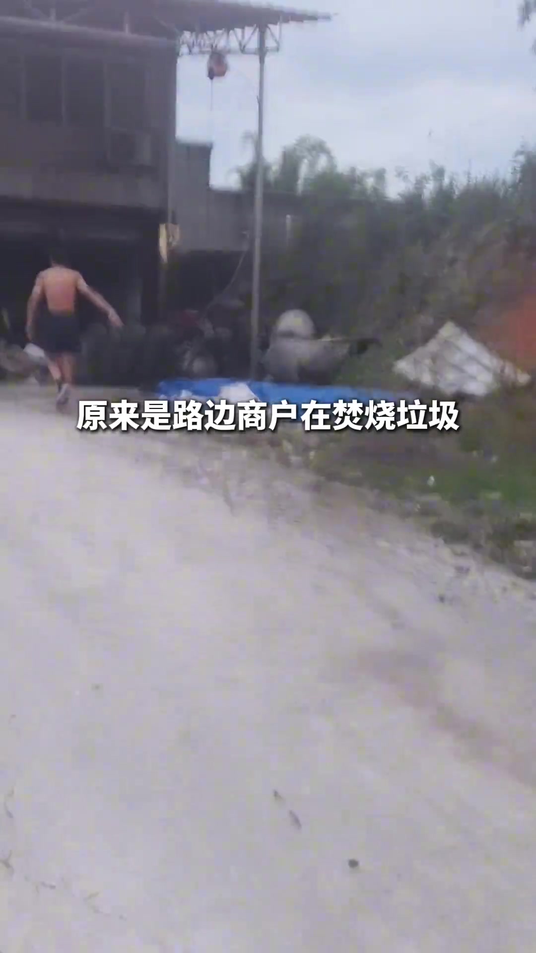 老板：当时有两个“光咚咚”提着灭火器就来了…