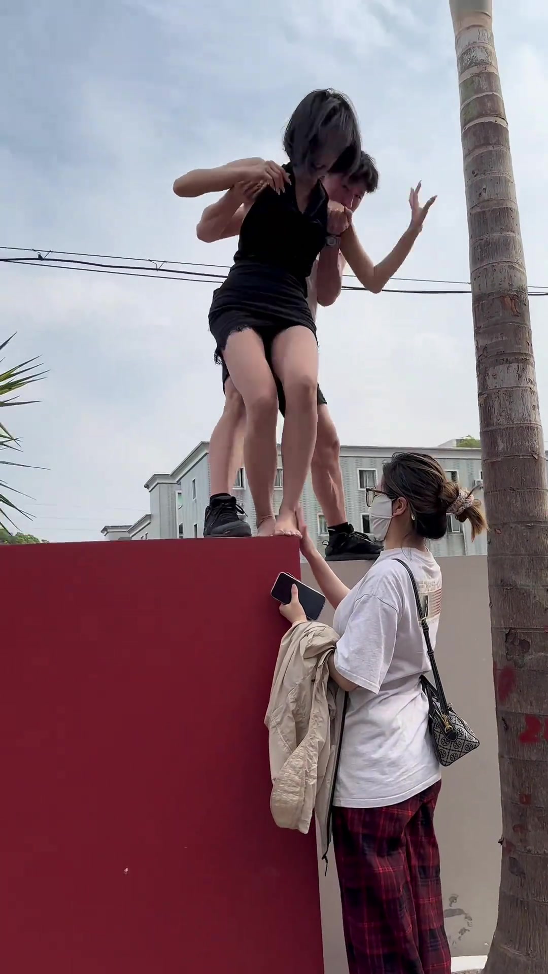 要把女模特抱上树？？