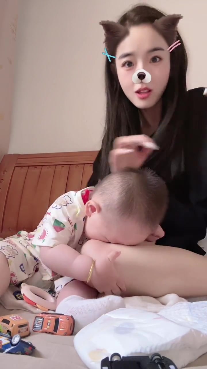小姨子的腿都快被小屁孩咬红了！！！