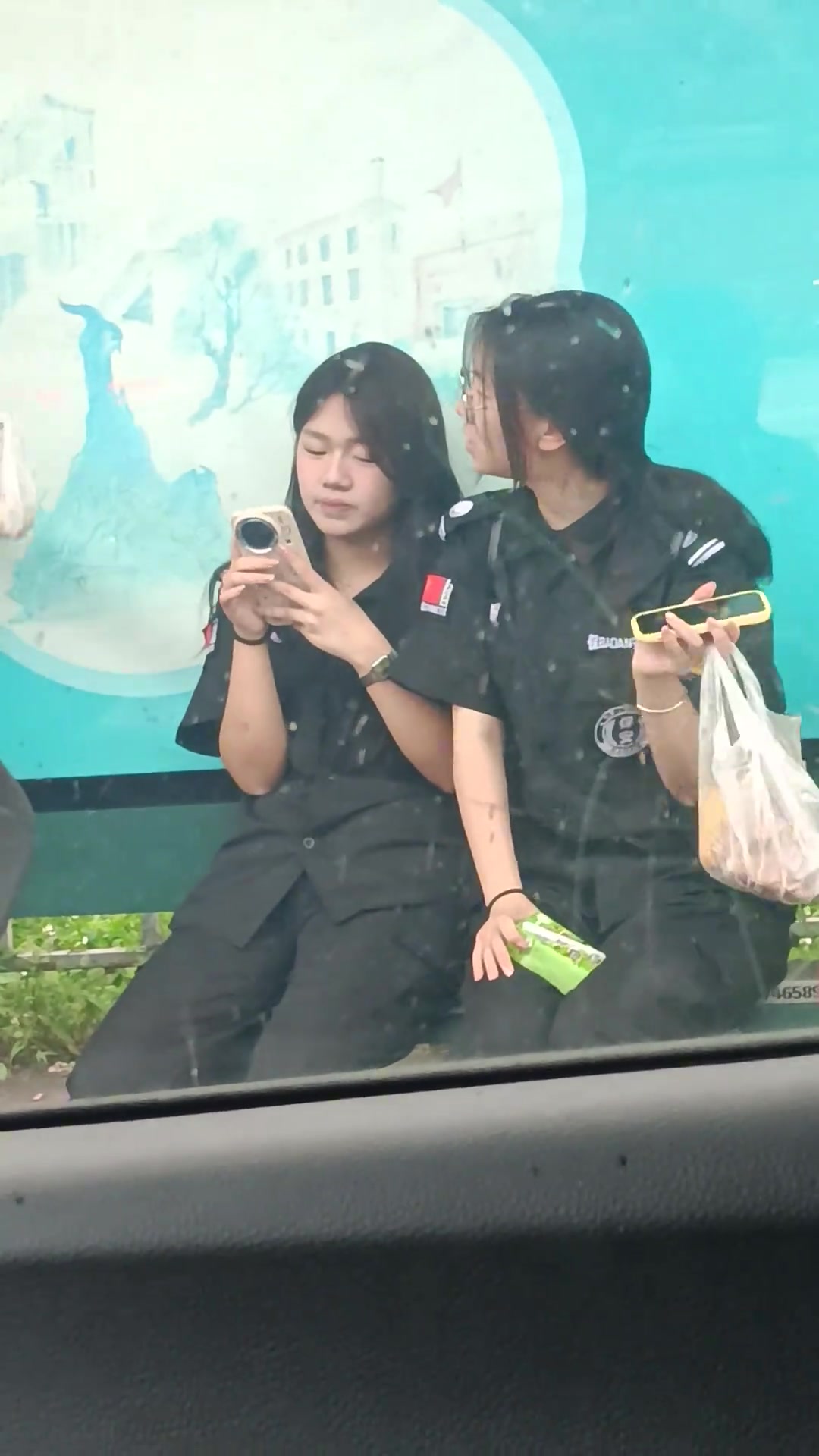 这几个小女生是在哪里当保安啊？？