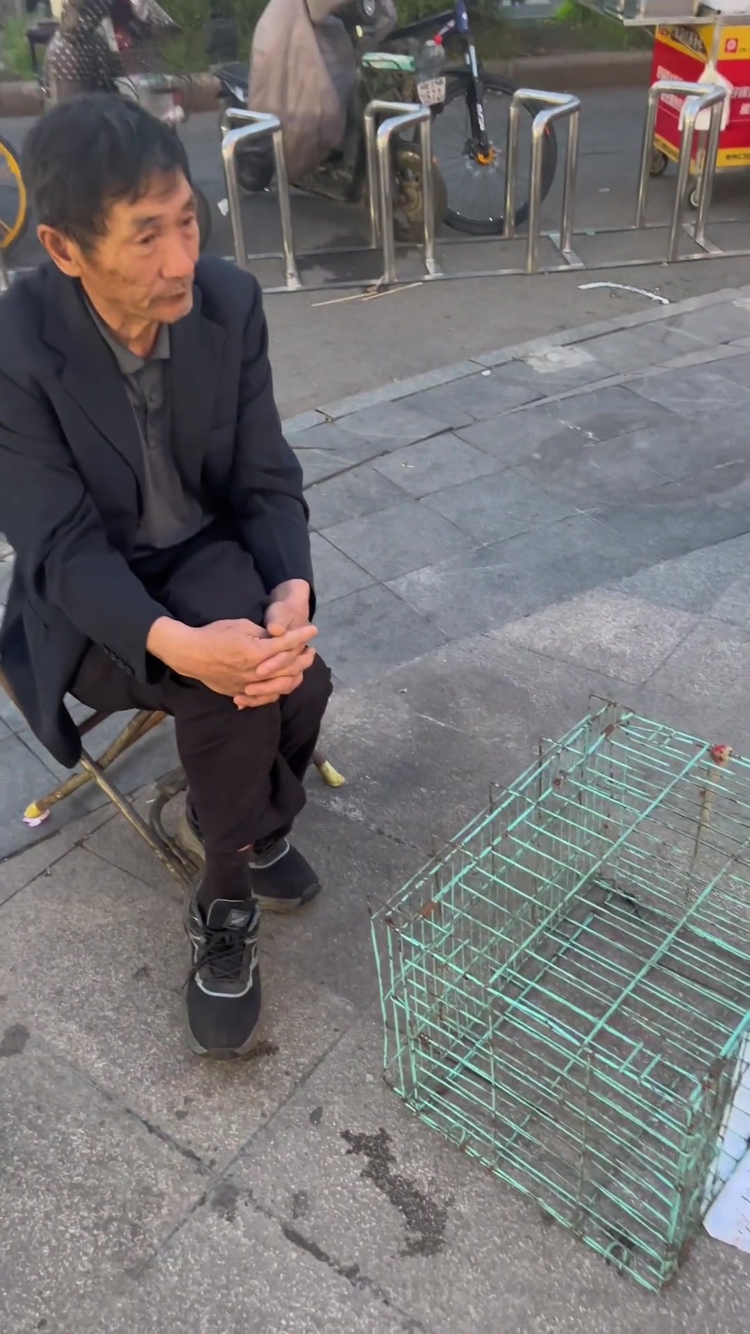 以为卖兔子，仓鼠之类的小宠物 门没关好 跑掉了